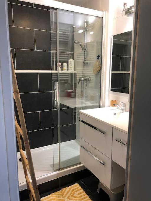 Appartement En Duplex Avec Parking Et Jardinet Bourges Exterior foto