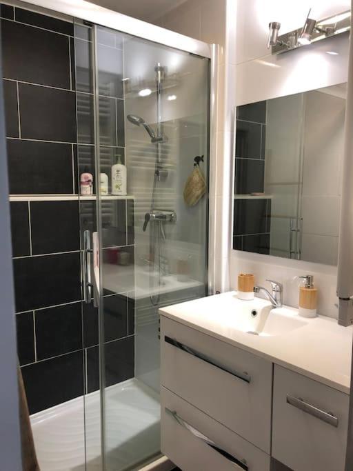 Appartement En Duplex Avec Parking Et Jardinet Bourges Exterior foto