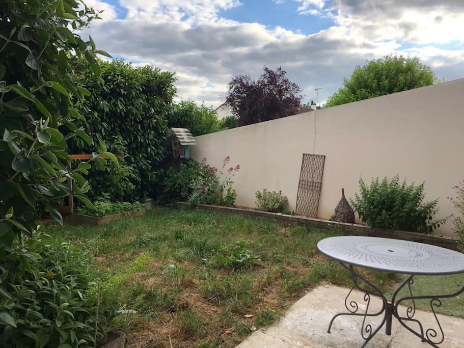 Appartement En Duplex Avec Parking Et Jardinet Bourges Exterior foto