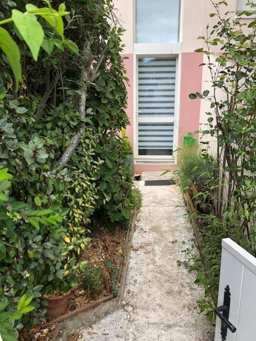 Appartement En Duplex Avec Parking Et Jardinet Bourges Exterior foto