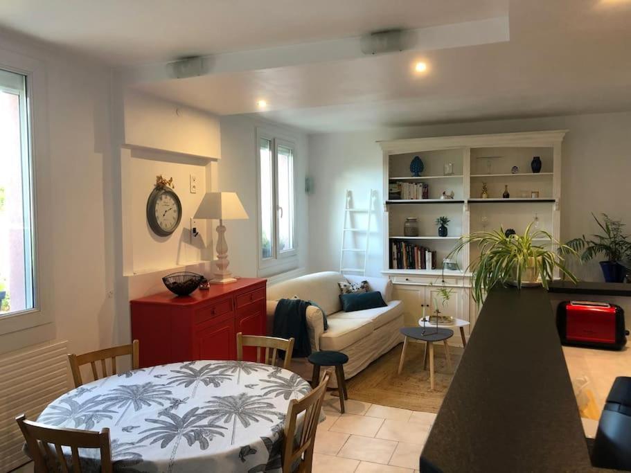 Appartement En Duplex Avec Parking Et Jardinet Bourges Exterior foto